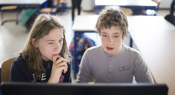 Deux élèves face un écran d'ordinateur