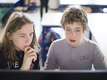 Deux élèves face un écran d'ordinateur