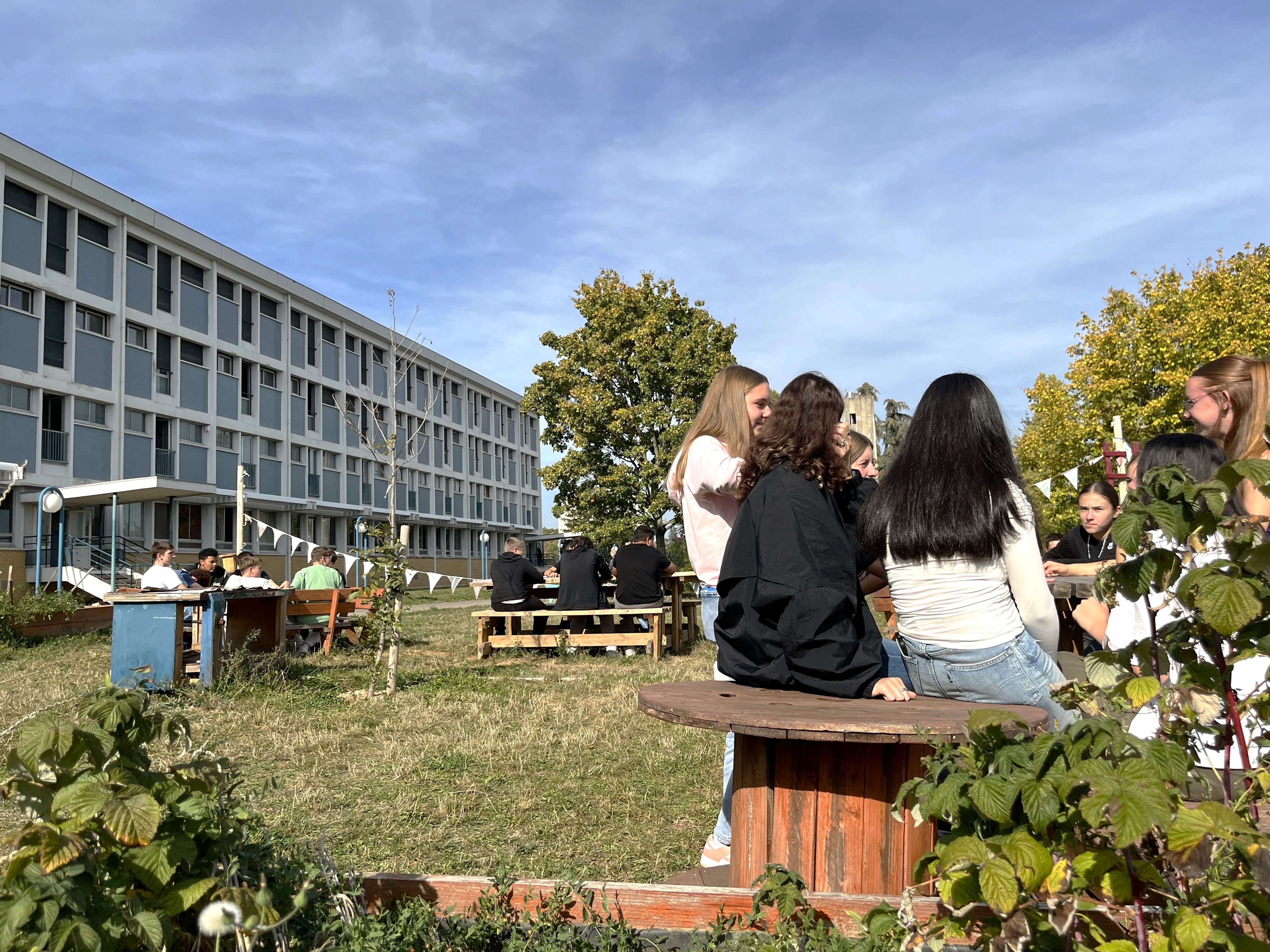 Les élèves de 2de d'Olivier Aillaud dans le jardin convivial de la cité scolaire Montchapet