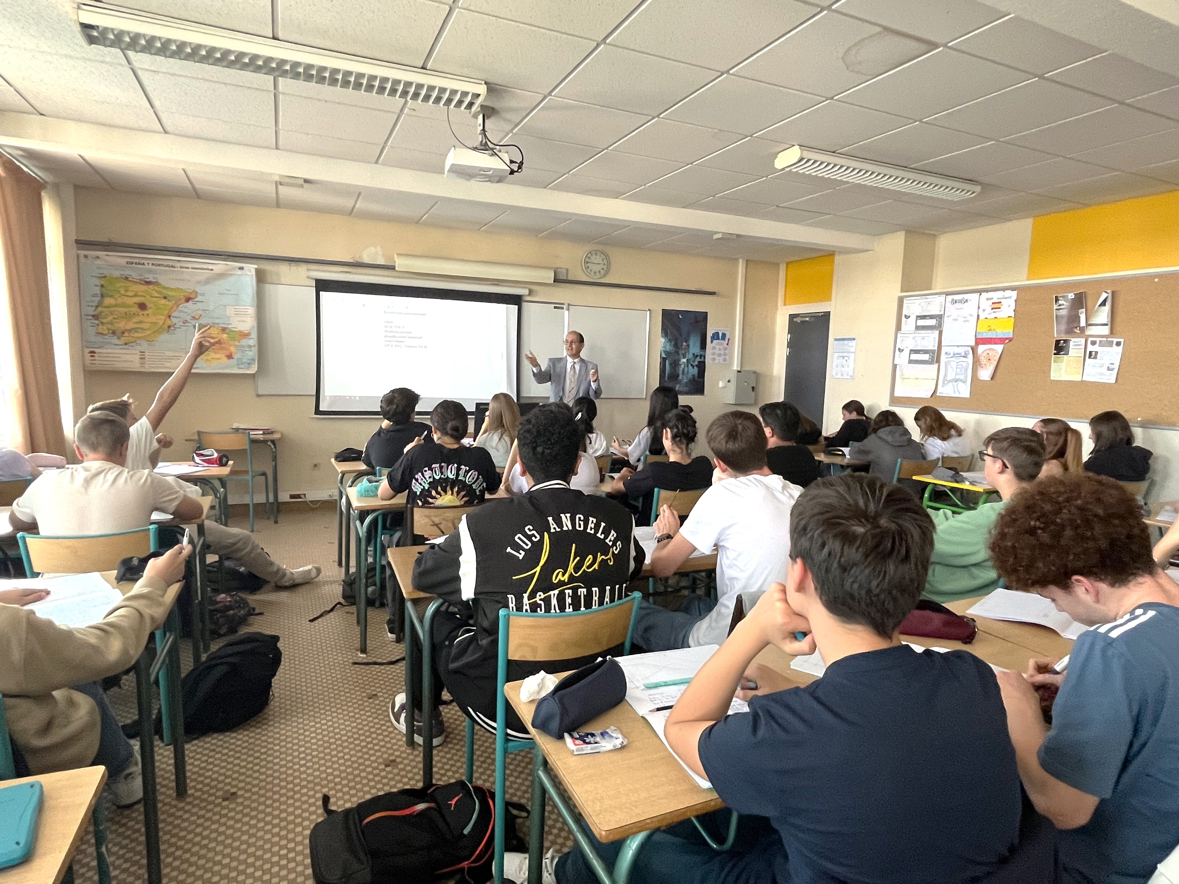 Olivier Aillaud en classe avec ses élèves de 2de.