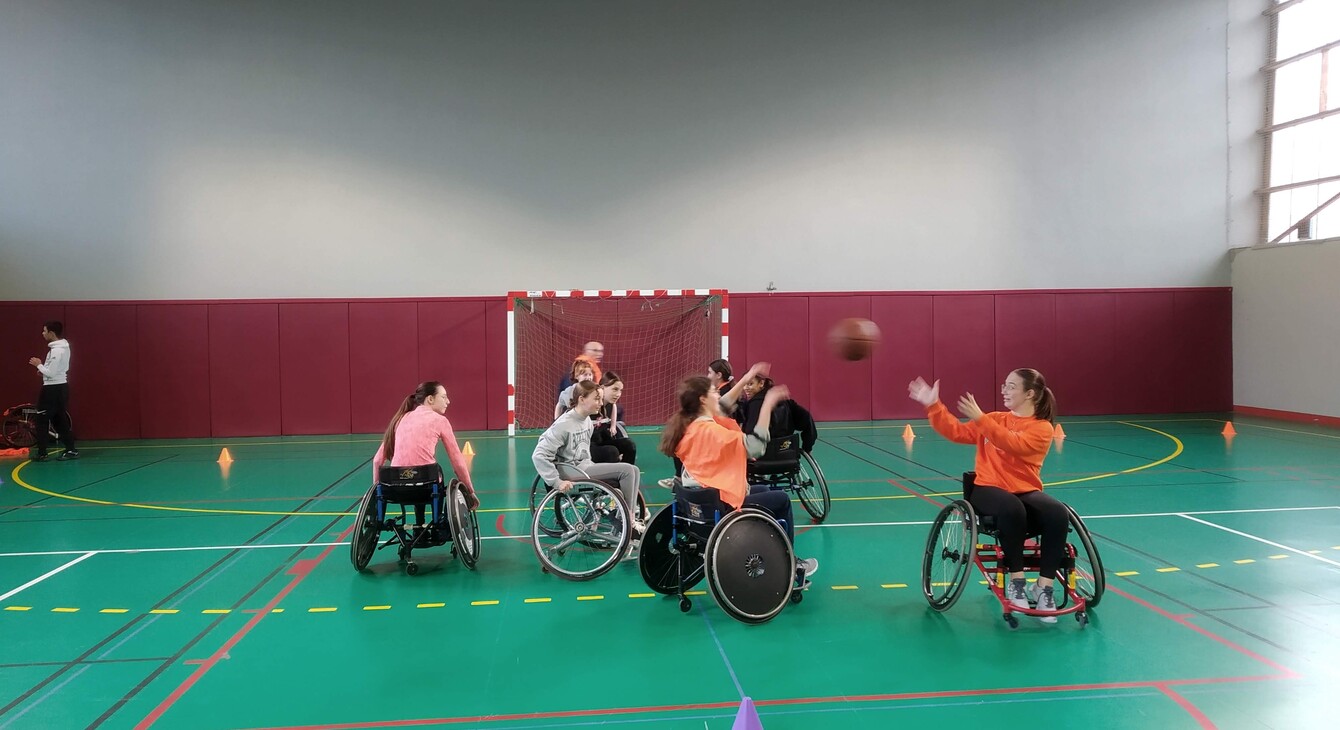 Elèves jouant au basket fauteuil