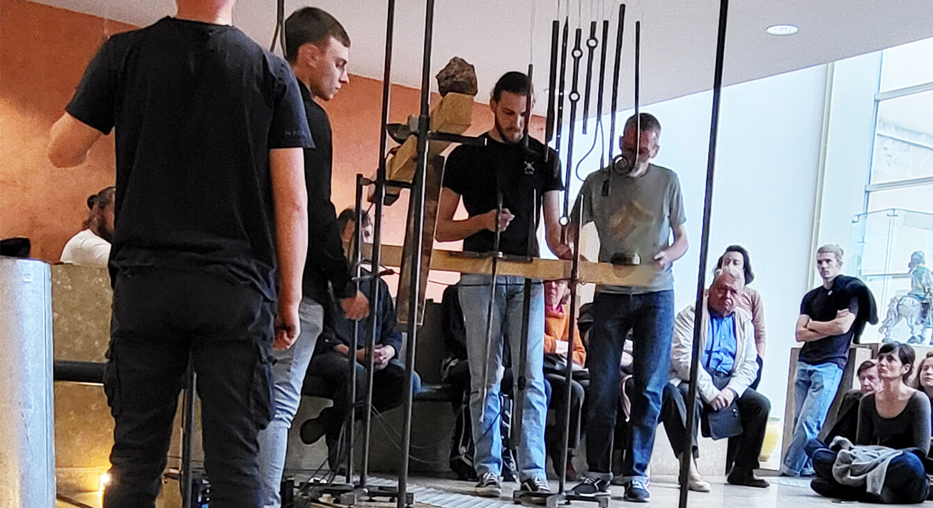 Performance Christophe Clottes avec des élèves