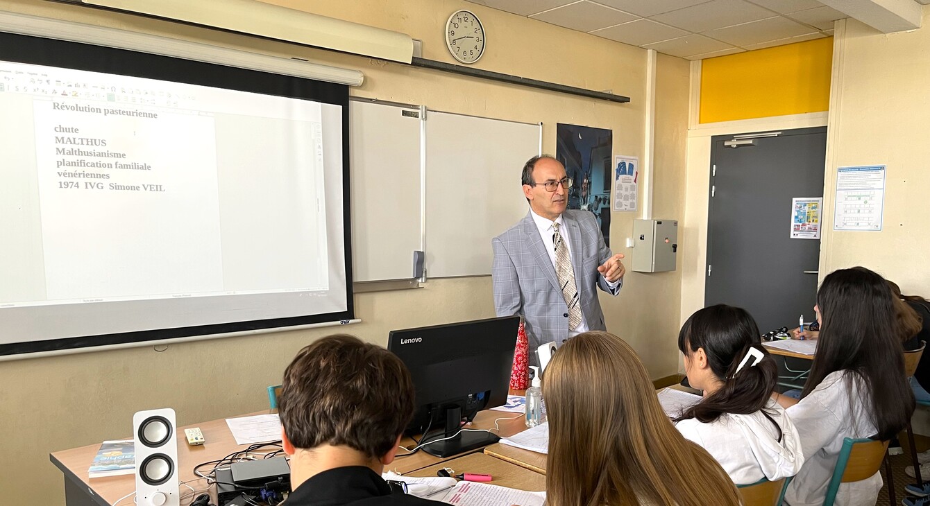 Olivier Aillaud en classe avec ses élèves de 2de