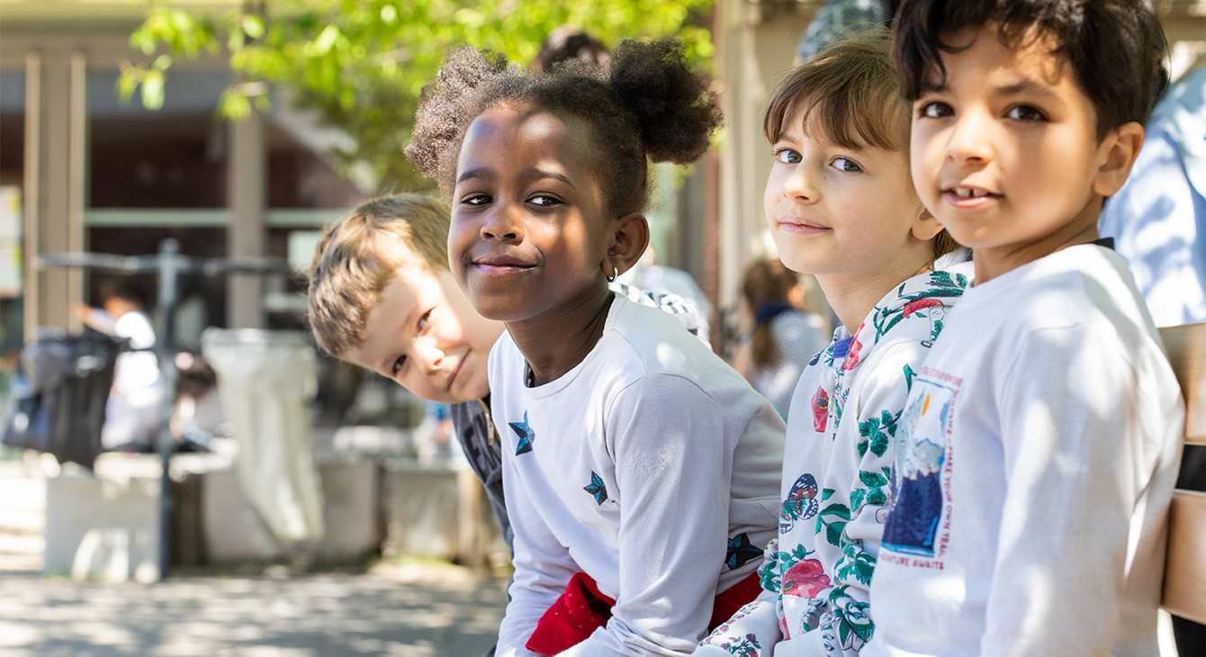 4 élèves de primaire souriants 