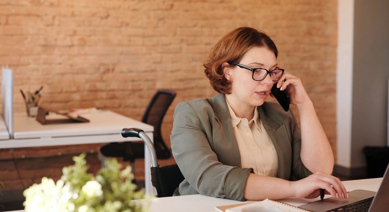 Femme travaillant à son bureau devant un ordinateur