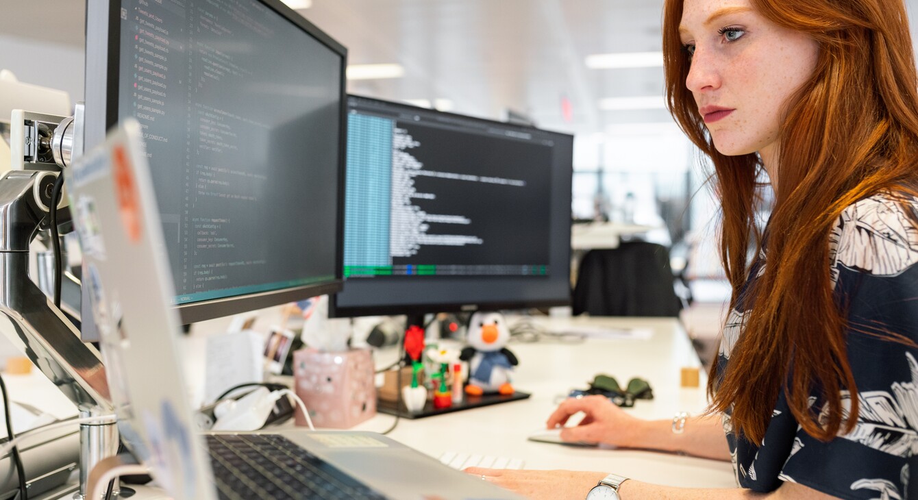 Une femme travaillant devant un ordinateur