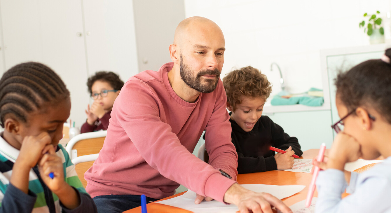 Un professeur avec des élèves de primaire