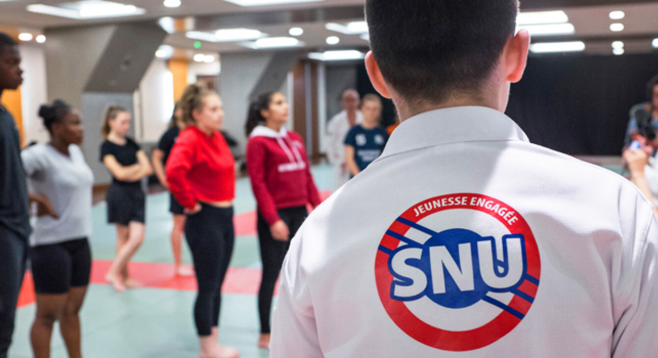 Un jeune volontaire du SNU face à un groupe