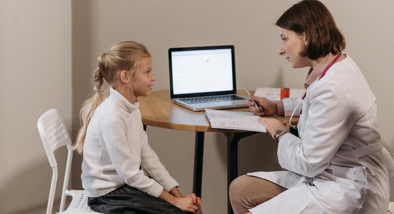 Une infirmière durant une consultation avec une petite fille