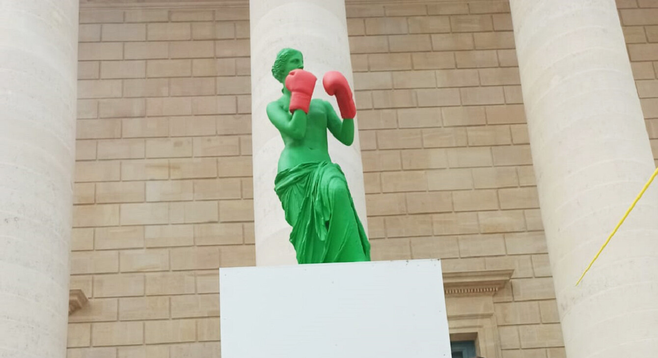 statue