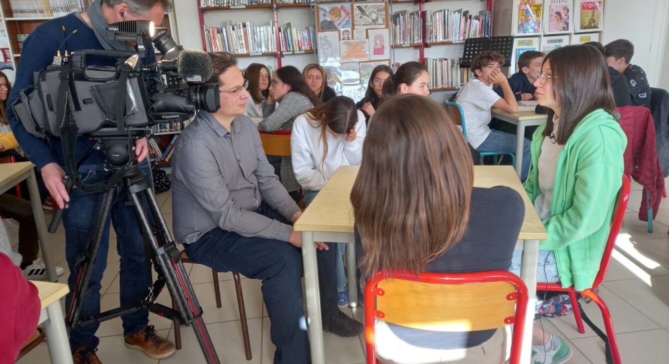 Cameraman filme une classe de collège au CDI