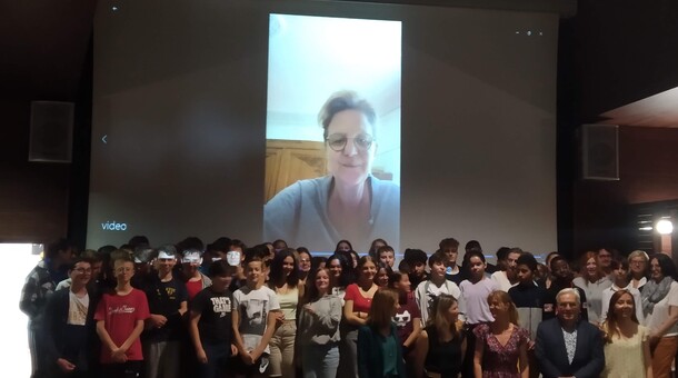 Photo des participants et de l'autrice gagnante du prix littéraire