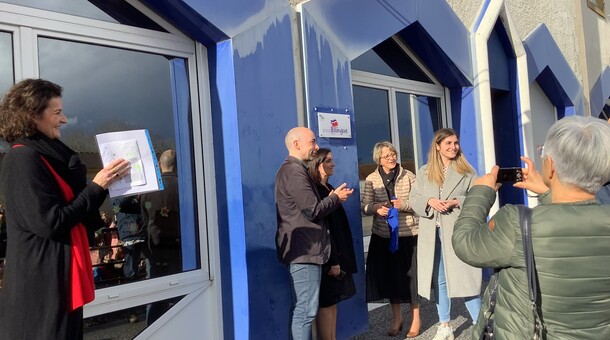 La plaque 'école bilingue' est dévoilée en présence des IEN et enseignants.