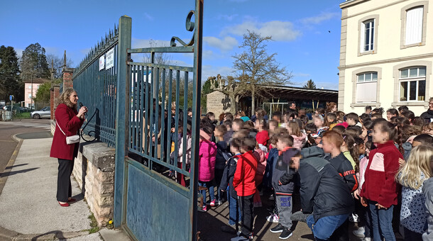 Liliane Ménissier s'adresse aux élèves et aux enseignants de l'école bilingue.