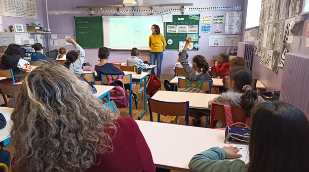 Les élèves de CE2 apprennent les sciences naturelles en anglais.