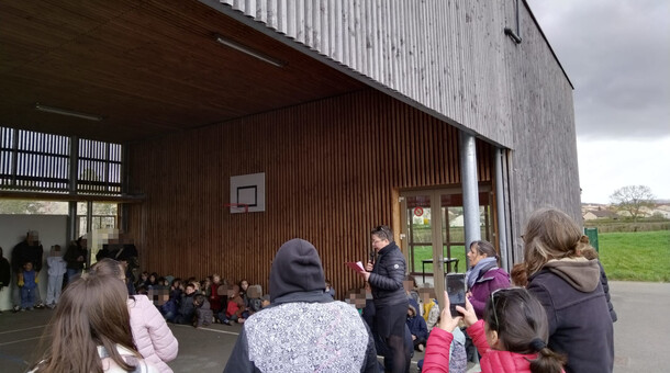 La directrice de l'école lit un discours pour la cérémonie de labellisation "école bilingue"