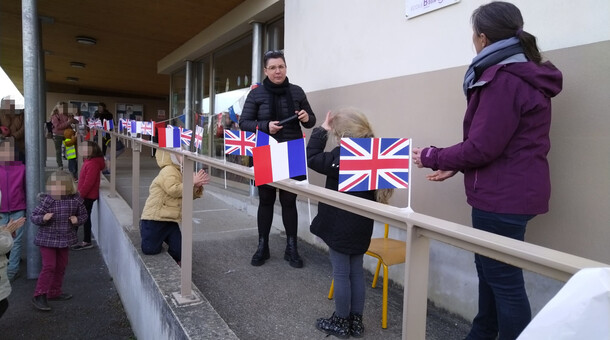 La plaque "Ecole bilingue" est dévoilée