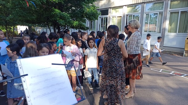 Liliane Ménissier discute avec les enseignants et élèves de l'école Marie Curie.