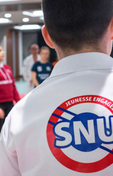 Un jeune volontaire du SNU face à un groupe