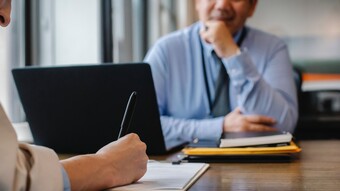 Deux personnes se font face lors d'un entretien d'embauche