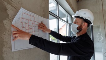 Homme avec un casque sur un chantier