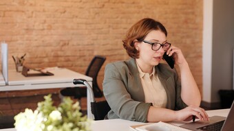 Femme travaillant à son bureau devant un ordinateur