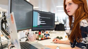 Une femme travaillant devant un ordinateur