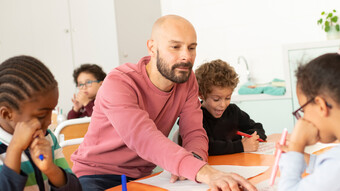 Un professeur avec des élèves de primaire