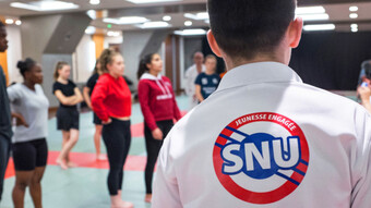 Un jeune volontaire du SNU face à un groupe