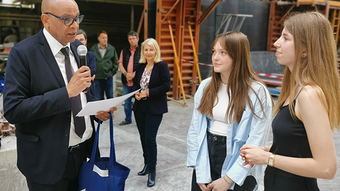 Le recteur remet un prix aux lauréates