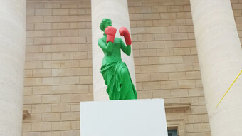 statue