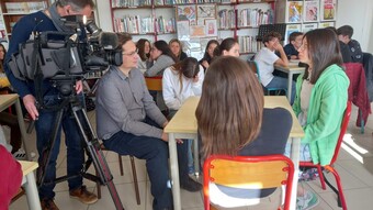 Cameraman filme une classe de collège au CDI