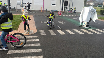 élèves à vélo