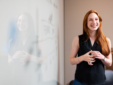 Femme devant un tableau blanc