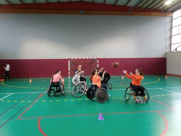 Elèves jouant au basket fauteuil