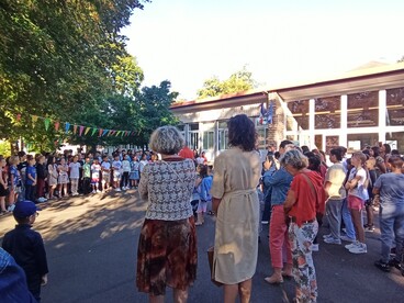 Madame Ménissier (IA-DASEN) et Madame Merlet (IEN du Creusot) regardent les enfants de l'école Marie Curie du Creusot chanter