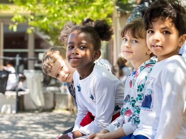 4 élèves de primaire souriants 