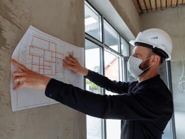 Homme avec un casque sur un chantier