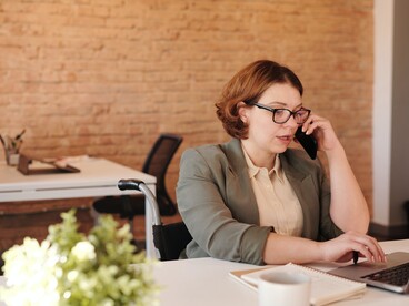 Femme travaillant à son bureau devant un ordinateur