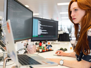 Une femme travaillant devant un ordinateur