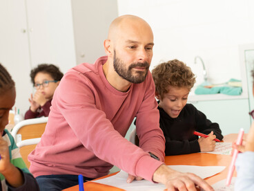 Un professeur avec des élèves de primaire