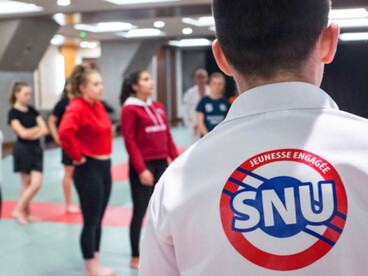 Un jeune volontaire du SNU face à un groupe