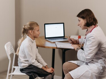 Une infirmière durant une consultation avec une petite fille