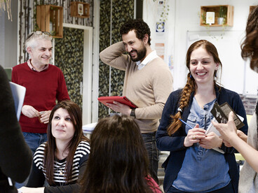 Groupe d'enseignants en train de discuter