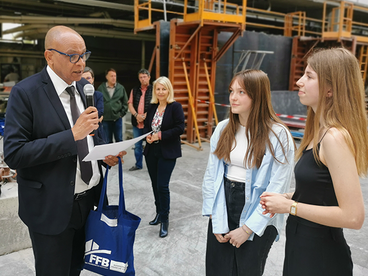 Le recteur remet un prix aux lauréates